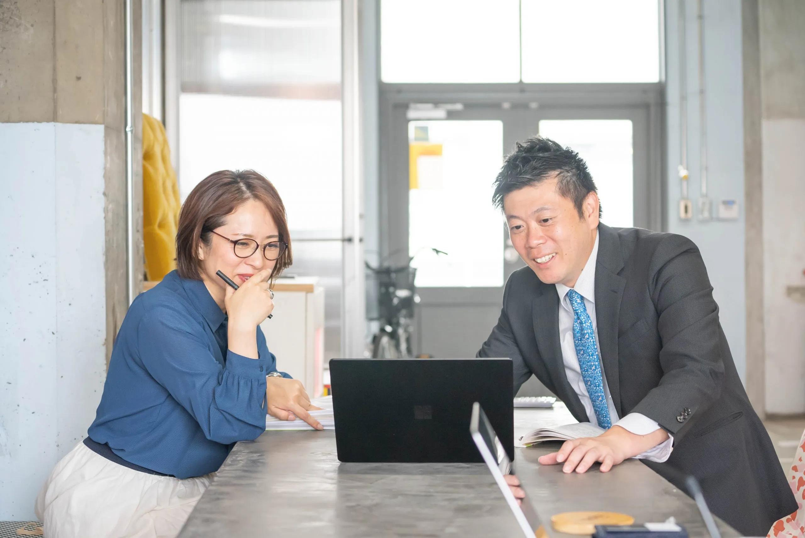面談で企業担当者と話し合うAidBridgeのスタッフ